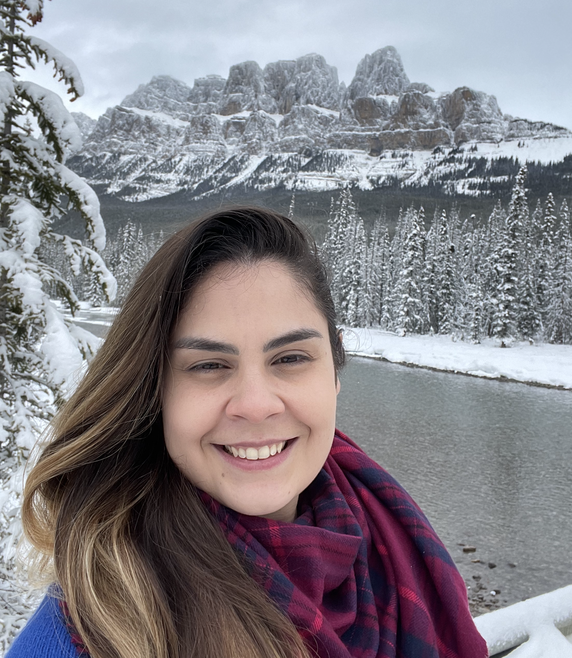 Natália smiling outdoors in the Canadian Rockies